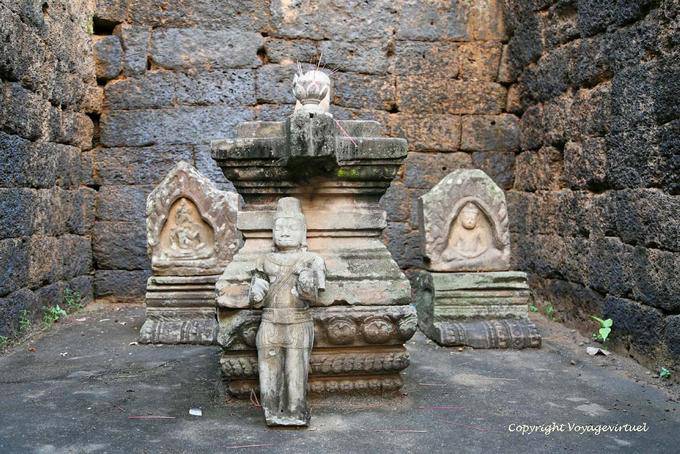 Statue von Decho Din Dam und Steinaltar Bachey Nokor Tempel, Kampong Cham - Kambodscha