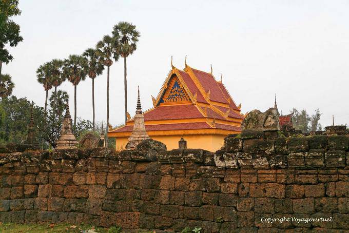 Wand Laterit und Zuckerpalmen, Wat Nokor, Kampong Cham - Kambodscha