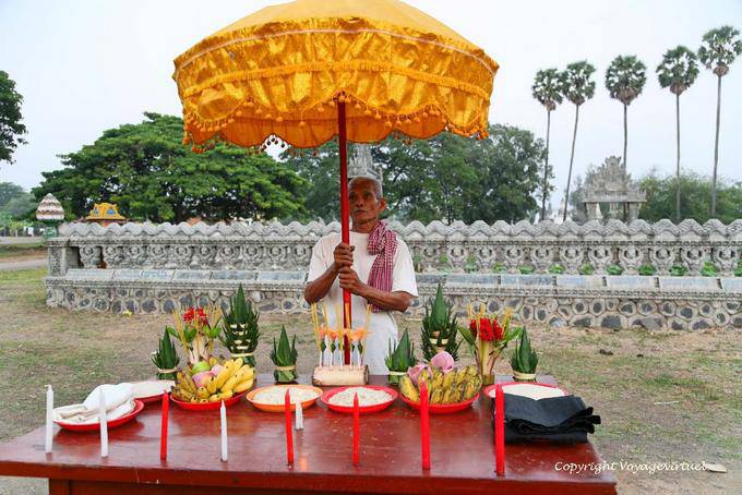 Altar mit Opfergaben Bachay Nokor Pagode, Kampong Cham - Kambodscha