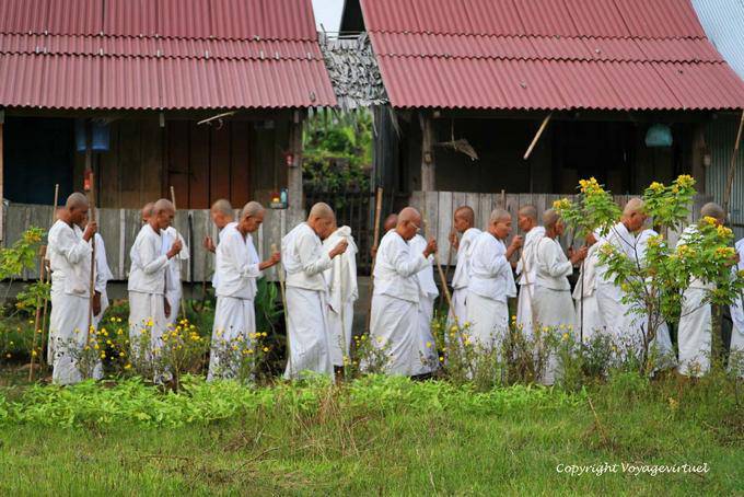 Prozession der Mönche Nokor Bachay Pagode, Kampong Cham - Kambodscha