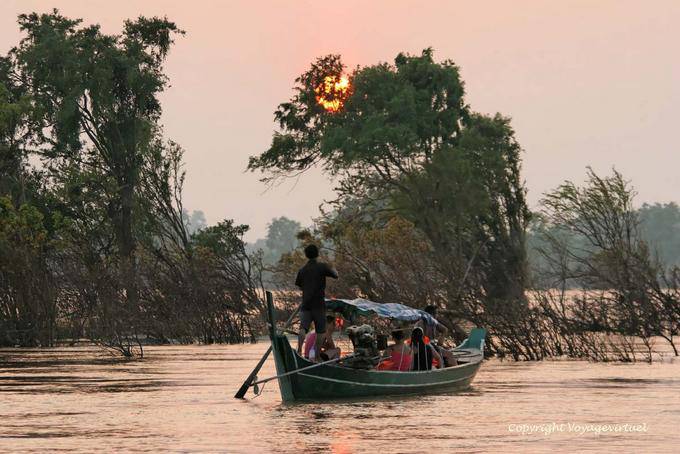 Boot auf dem Mekong-Fluss bei Sonnenuntergang, Kracheh (Kratie) - Kambodscha
