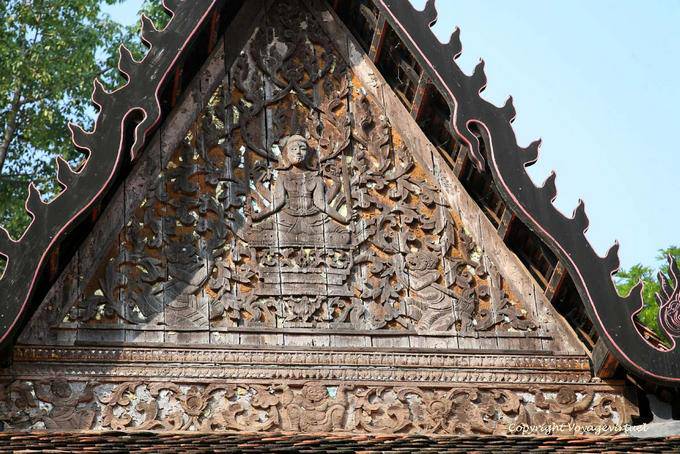 Holzskulptur an der Fassade der Pagode Roka Kandal Kracheh (Kratie) - Kambodscha