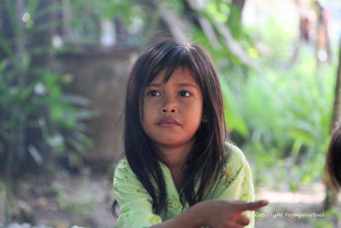 Portrait eines kleinen kambodschanischen Mädchen, Wat Roka Kandal Kracheh (Kratie) - Kambodscha
