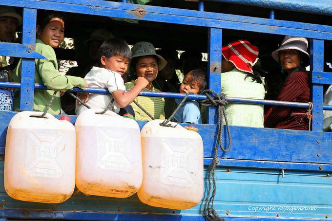 Kinder in einem Transport-LKW, Kracheh (Kratie) - Kambodscha
