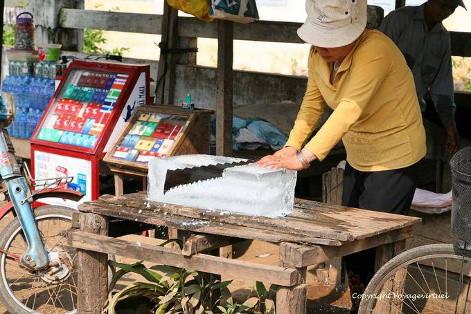 Eisstechen mit einer Säge, Kracheh (Kratie) - Kambodscha