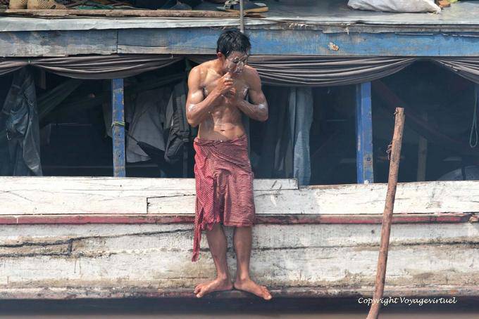 Morgentoilette in der Tonle Sap in Om Touk, Phnom Penh - Kambodscha