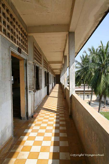 Außenkorridor von der zweiten Etage, Khmer Völkermord-Museum, Phnom Penh - Kambodscha