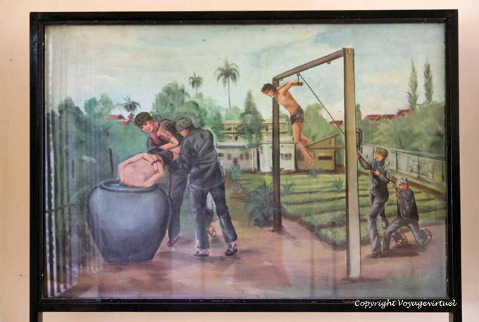 Folter, den Gefangenen in ein Foulspiel, Wasserbehälter zu unterdrücken, zu malen Vann Nath, S-21, Phnom Penh - Kambodscha