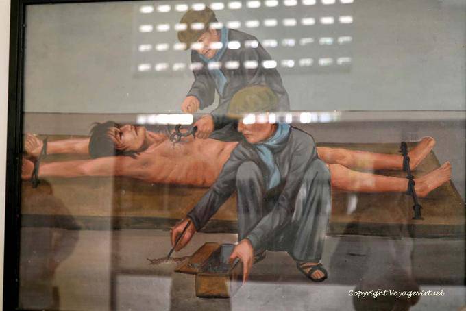 Darstellung einer Folterszene mit Tausendfüßler, Tuol Sleng, Phnom Penh - Kambodscha