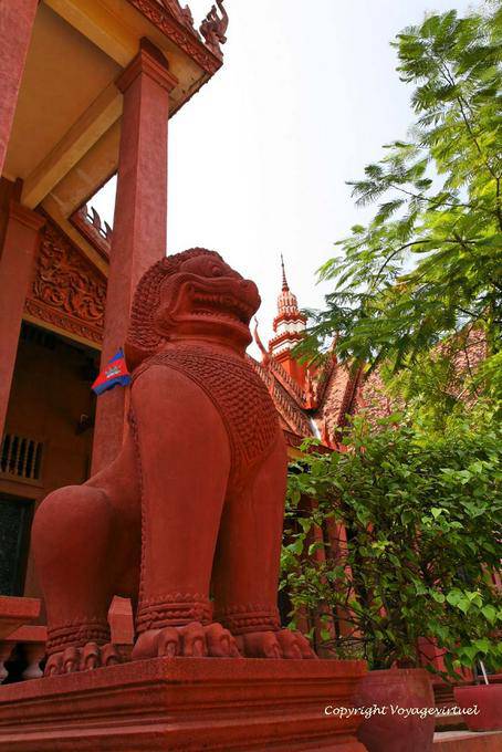 Lion Wache am Eingang des Museums in Phnom Penh - Kambodscha