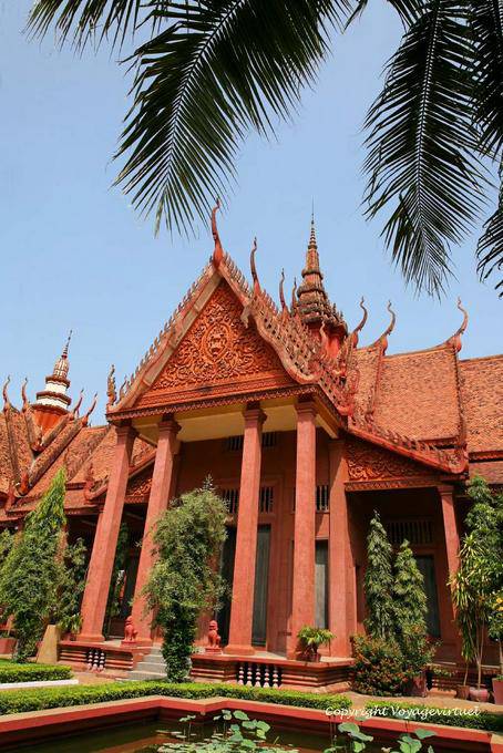 Der Eingang zum Nationalmuseum in Phnom Penh, offiziell im Jahre 1918 eröffnet - Kambodscha