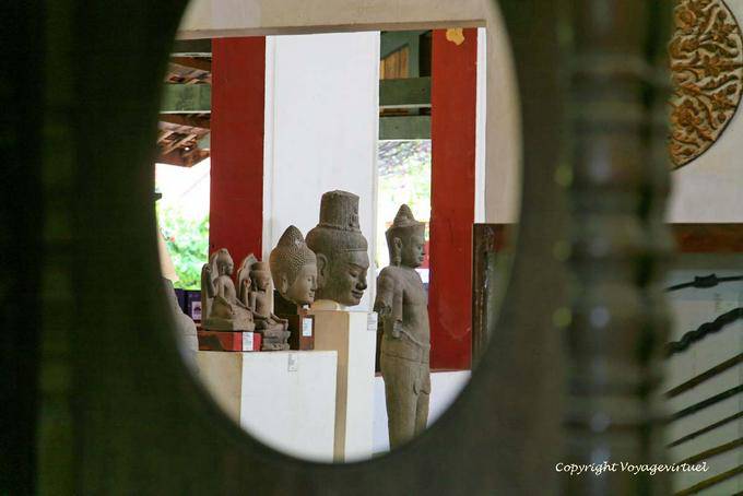 Buddhas Ausstellung Blick aus dem Fenster, Museum Phnom Penh - Kambodscha