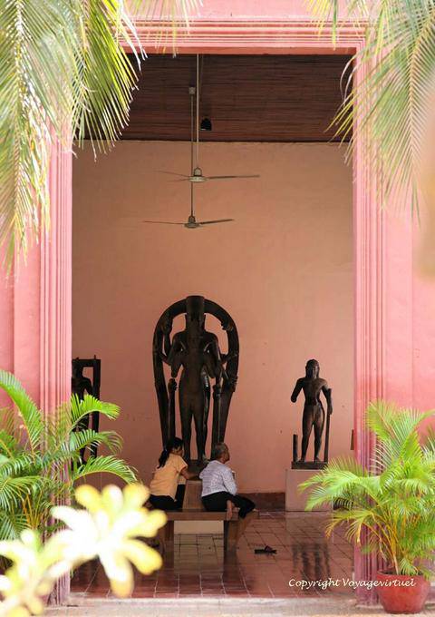 Skulptur von Vishnu mit diesen 8 Waffen, Museum Phnom Penh - Kambodscha