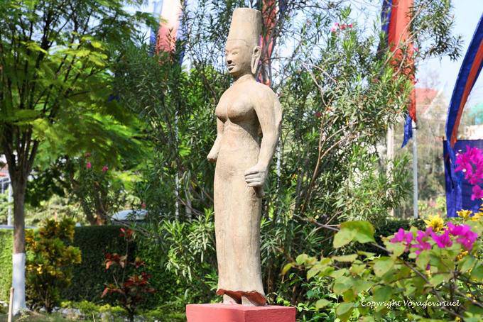 Steingöttin im Garten, Museum Phnom Penh - Kambodscha