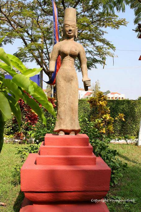 Weibliche Statue mit dem sampot, Phnom Penh Museumsgarten - Kambodscha