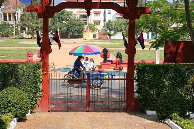 Moped vorbei am Gitter, Museum Phnom Penh - Kambodscha