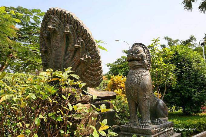 Naga Köpfe und Messing Wache, Garten des National Museum, Phnom Penh - Kambodscha