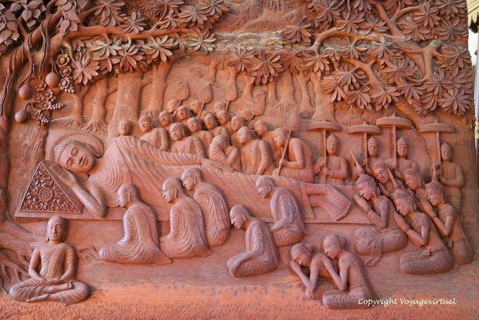 Holzschnitzerei, liegenden Buddha zu Parinirvana zu geben, Wat Preah Keo, Phnom Penh - Kambodscha