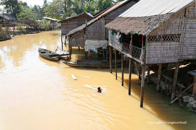 Schwimmen Sie im gelben Wasser, Siem Reap - Kambodscha