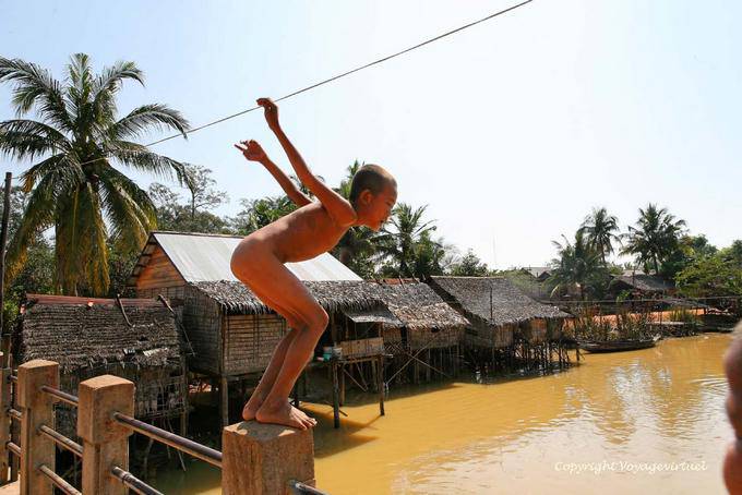 Tauchen von einer Brücke, Siem Reap - Kambodscha
