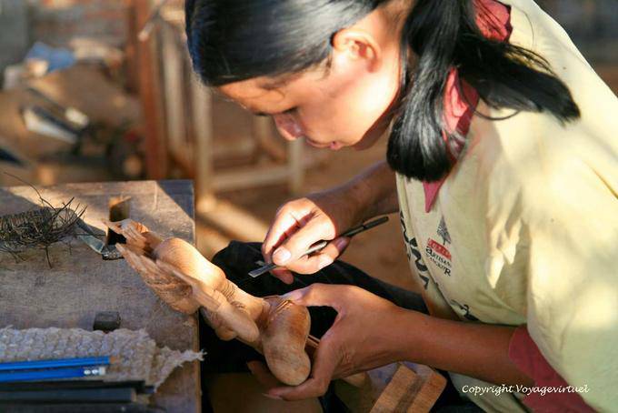 Akribische Arbeit eines Bildhauers in Holz, Siem Reap - Kambodscha