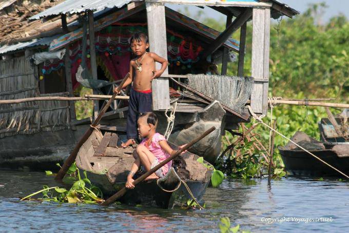 Kinder zu manövrieren, Tonle Sap See - Kambodscha