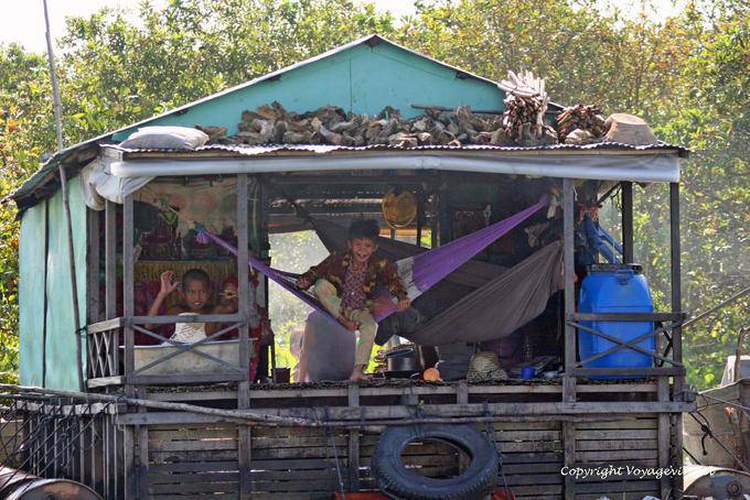 Spielplatz in der Hausboot, Tonle Sap - Kambodscha