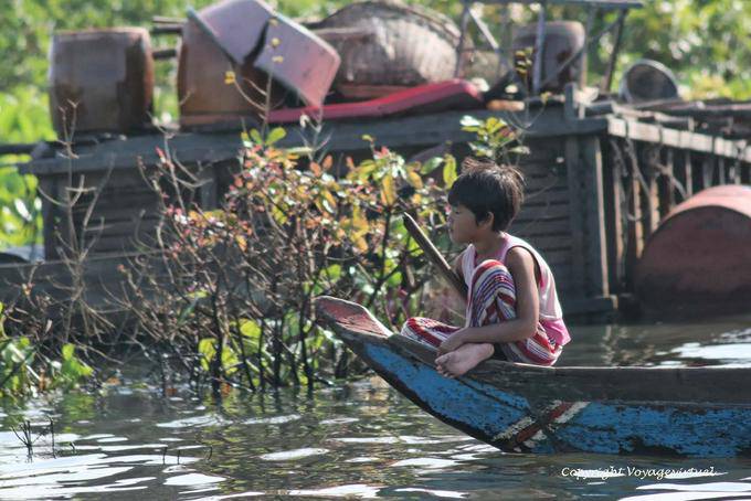 Kinder am Bug eines Bootes, Tonle Sap See - Kambodscha