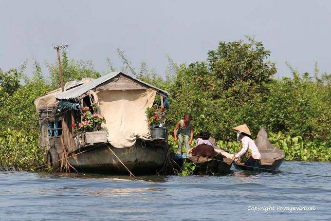 Schwimmdock und blühenden Haus, Tonle Sap See - Kambodscha