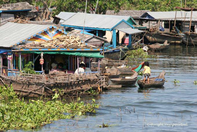 Der Alltag in einem schwimmenden Dorf Tonle Sap See - Kambodscha