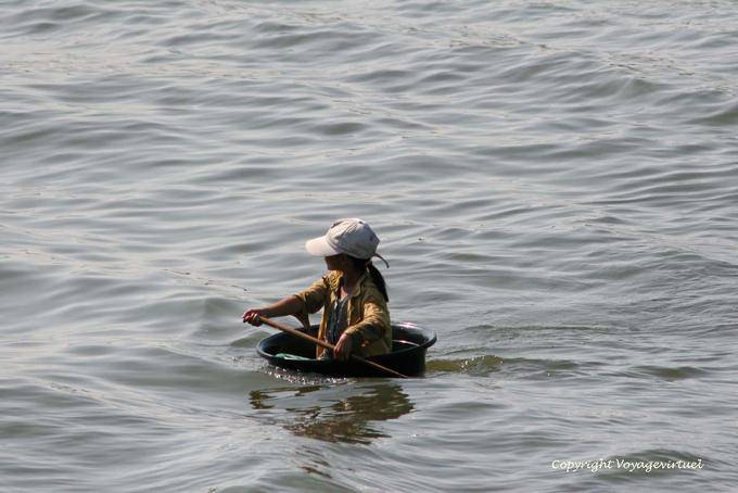 Mädchen begab sich auf einem kleinen Boot, Tonle Sap - Kambodscha