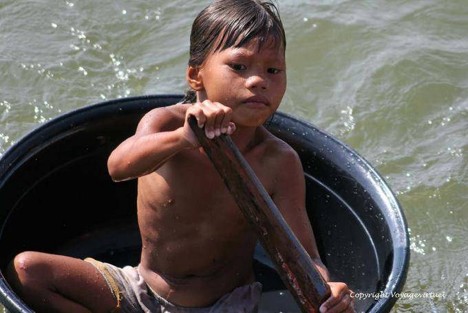 Schiffsjunge in einer Plastikschüssel, Tonle Sap See - Kambodscha