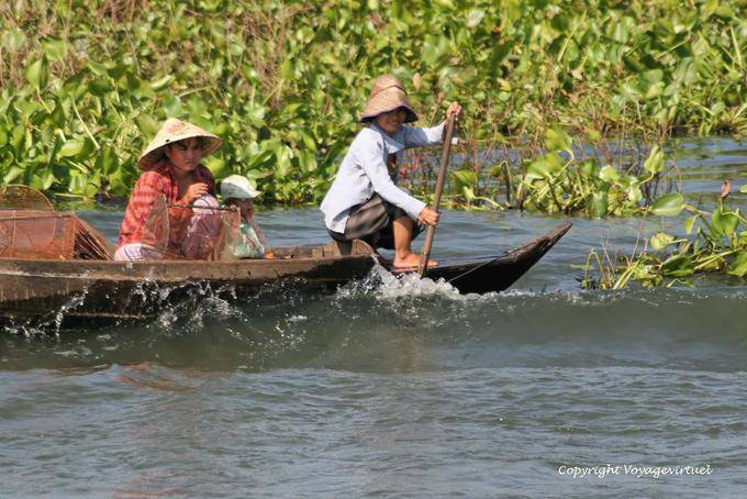 Rower in der Welle, Tonle Sap See - Kambodscha