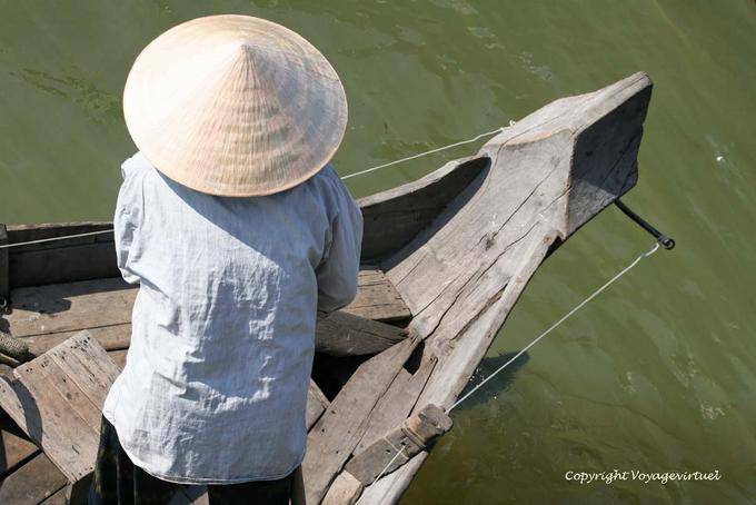 Bogen aus Holz und Strohhut, Tonle Sap - Kambodscha