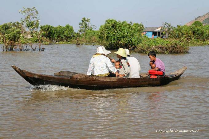 Familie in einem Holzkanu, Tonle Sap - Kambodscha