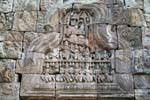 Buddhistischen Szene geschnitzt auf einem Giebel, Wat Nokor, Kampong Cham, Kambodscha.