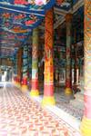 Gemälde Kitsch Farben im Inneren der Pagode, Wat Nokor, Kampong Cham, Kambodscha.