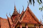 Die geschnitzten Dächer des National Museum, Phnom Penh, Kambodscha.