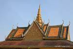 Die Dächer der Silberpagode (Wat Preah Kaev Morokot), Königspalast, Phnom Penh, Kambodscha.