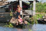 Kinder zu manövrieren, Tonle Sap See, Kambodscha.