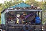Spielplatz in der Hausboot, Tonle Sap, Kambodscha.