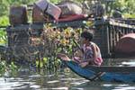 Kinder am Bug eines Bootes, Tonle Sap See, Kambodscha.