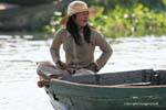 Frau im Lotussitz auf einem Boot, Tonle Sap See, Kambodscha.