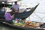 Passage von Obst- und Gemüsehändler , Tonle Sap See, Kambodscha.