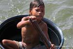 Schiffsjunge in einer Plastikschüssel, Tonle Sap See, Kambodscha.