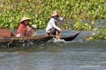 Rower in der Welle, Tonle Sap See, Kambodscha.