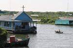 Schwimmdock katholischen Kirche Chong Khnies, Tonle Sap See, Kambodscha.