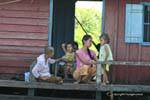 Das Familienleben auf dem Tonle Sap, Kambodscha.