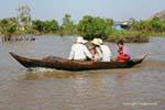 Familie in einem Holzkanu, Tonle Sap, Kambodscha.