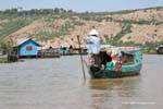 Schwimmende Kaufmann in einem Dorf auf Stelzen ankommen, Tonle Sap, Kambodscha.